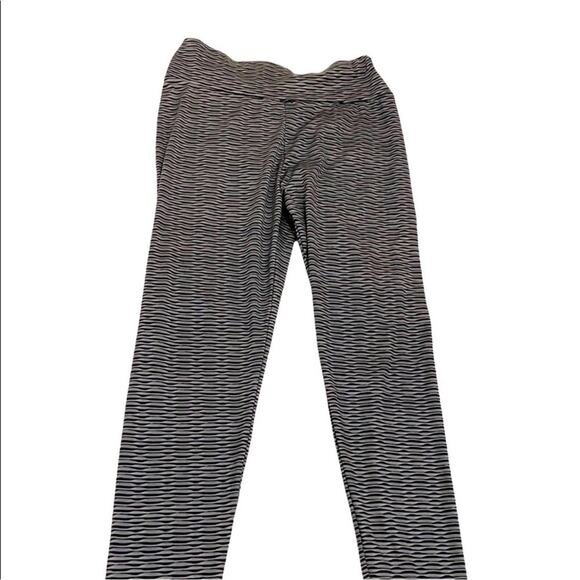Gray & Black Stripe Print Brazilian Style Scrunch Bottom Lifting Leggings, XL - Picture 4 of 11